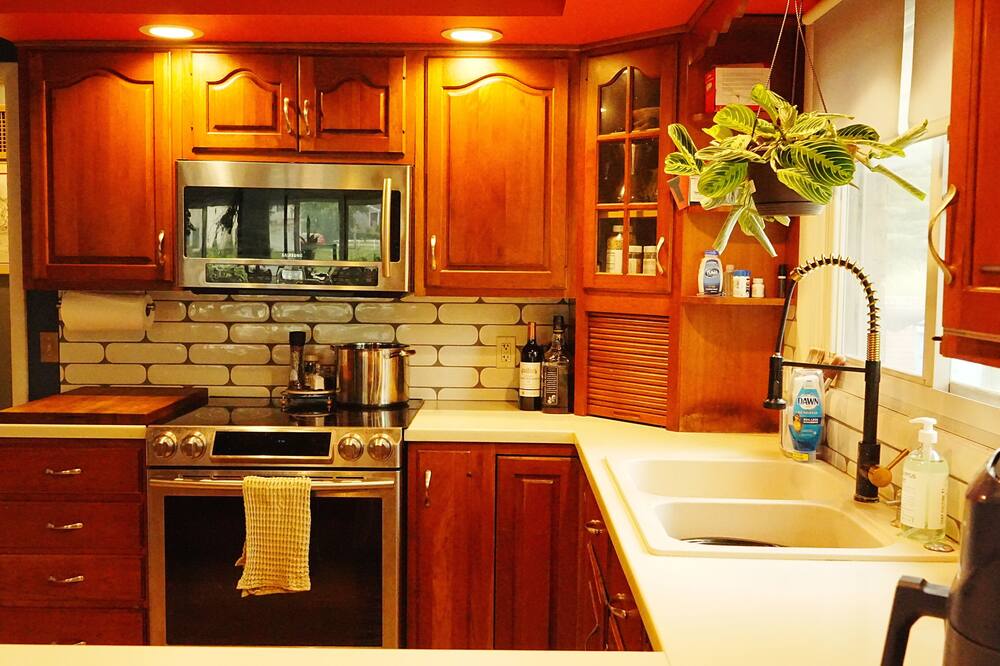 Lake Front, 5 minutes to ND, Mid Century Modern, vinyl lovers dream