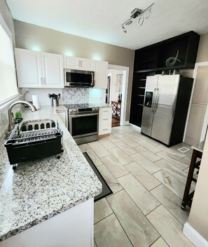 Fridge, microwave, oven, stovetop - Beautiful! Beach Bungalow central to EVERYTHING! (Daytona Beach)