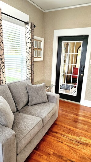 Smart TV, fireplace, DVD player, books - Beautiful! Beach Bungalow central to EVERYTHING! (Daytona Beach)