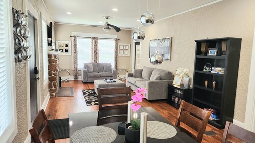 Beautiful! Beach Bungalow central to EVERYTHING!