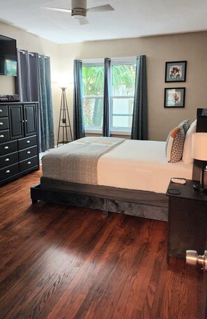 2 bedrooms, desk, iron/ironing board, free WiFi - Beautiful! Beach Bungalow central to EVERYTHING! (Daytona Beach)