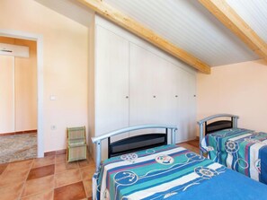 3 bedrooms, desk, iron/ironing board, WiFi