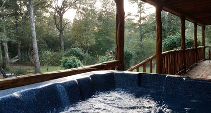 The Retreat w/ Hot Tub @ Scenic Oaks