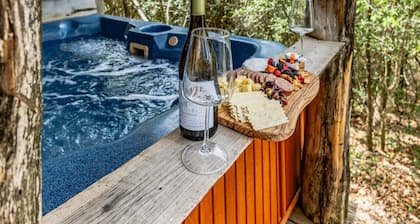 Spa Cabin with Hot Tub @ Scenic Hill Retreat