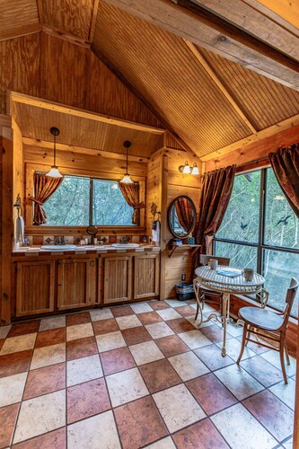 Spa Cabin with Hot Tub @ Scenic Hill Retreat