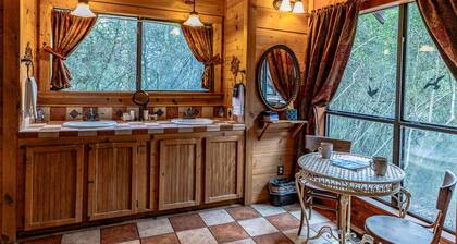 Spa Cabin with Hot Tub @ Scenic Hill Retreat
