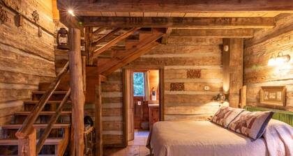 Homestead Cabin w/ Hot Tub @ Scenic Hill Retreat