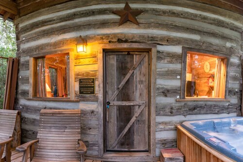 Homestead Cabin w/ Hot Tub @ Scenic Hill Retreat