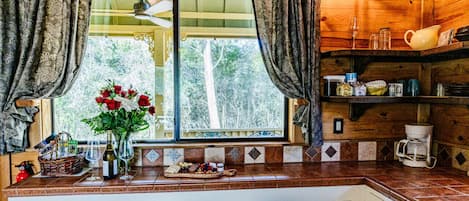 Wasserkocher mit Kaffee-/Teezubehör, Kühlschrank, Mikrowelle, Ofen