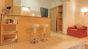 Fridge, oven, stovetop, cookware/dishes/utensils