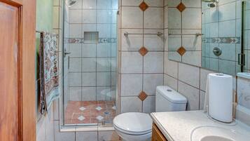 House, 4 Bedrooms | Bathroom | Towels
