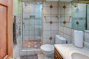 House, 4 Bedrooms | Bathroom