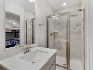Casa geminada, 4 quartos | Banheiro | Toalhas de banho, shampoo