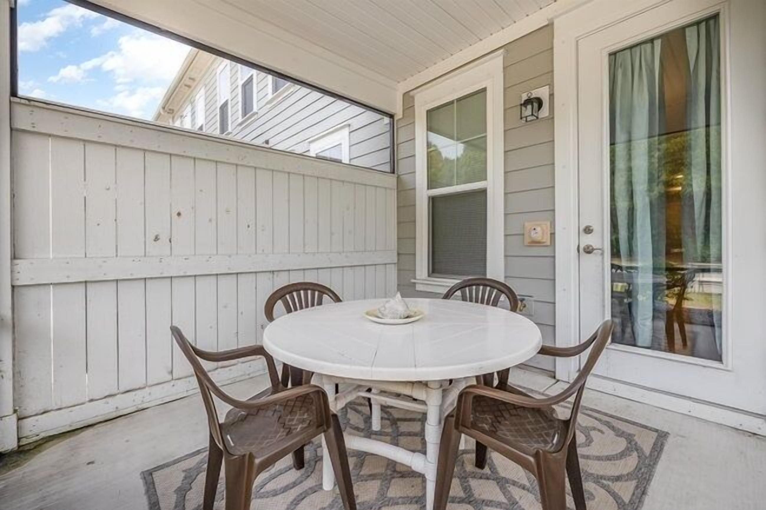 タウンホーム 4 ベッドルーム | 屋外ダイニングエリア