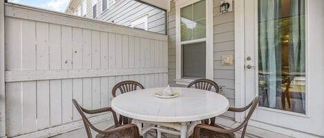 タウンホーム 4 ベッドルーム | 屋外ダイニングエリア