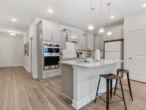 Stadtwohnung, 4 Schlafzimmer | Eigene Küche | Kühlschrank, Ofen, Wasserkocher mit Kaffee-/Teezubehör, Toaster