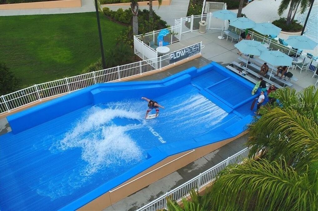 Un toboggan aquatique dans un parc aquatique, avec une personne qui dévale le toboggan.