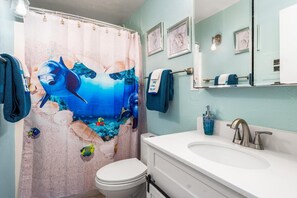 Condo, 1 Bedroom | Bathroom | Towels, shampoo