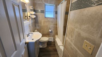 Comfort Double Room | Bathroom | Free toiletries