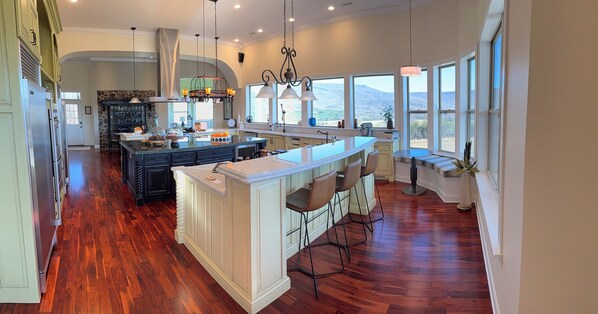 Fridge, microwave, oven, stovetop - Spacious Mountain Home: King Beds, Hiking, Large Kitchen, Arcade, Peaceful (Dunlap)