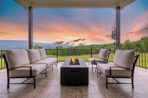 Spacious Mountain Home: King Beds, Hiking, Large Kitchen, Arcade, Peaceful