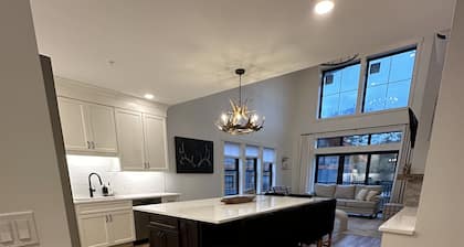 Brand New 2-Story Loft Residence Above Cranmore Mountain Lodge