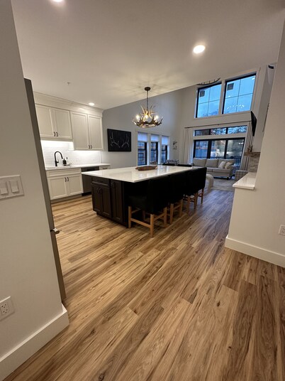 Brand New 2-Story Loft Residence Above Cranmore Mountain Lodge