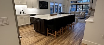 Brand New 2-Story Loft Residence Above Cranmore Mountain Lodge