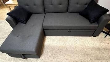 Una Smart TV, una chimenea, videojuegos, un futbolín