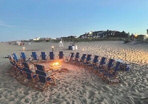 Perto da praia, espreguiçadeiras, toalhas de praia 