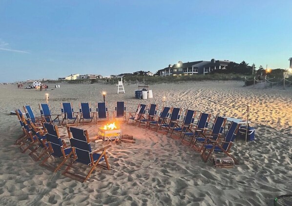 In Strandnähe, Liegestühle, Strandtücher