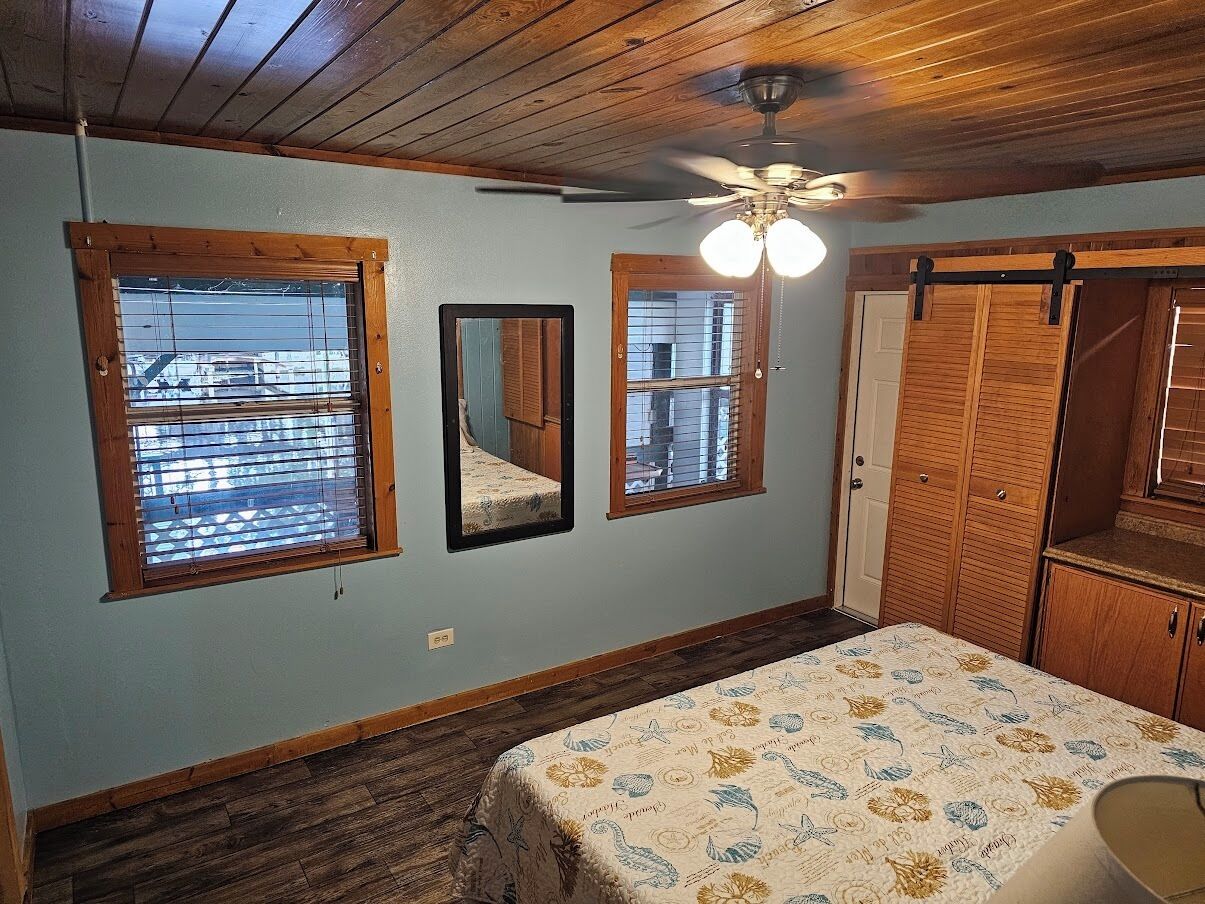 2 室のベッドルーム、デスク、WiFi (無料)、ベッドシーツ