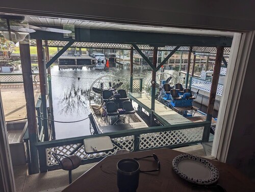 Lake Hatchineha w/Private Ramp! Kissimmee Chain of Lakes w/covered boathouse.