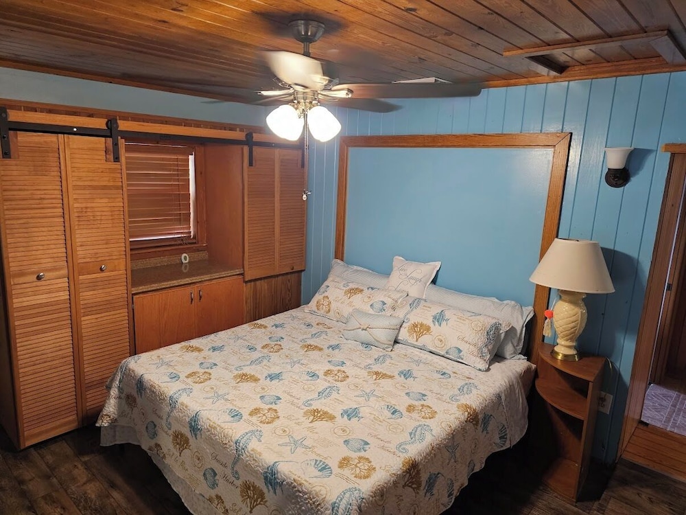 Lake Hatchineha w/Private Ramp! Kissimmee Chain of Lakes w/covered