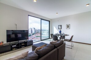 Smart TV, books - Oasis Urbano, Rooftop + Jacuzzi + Estacionamiento (Guadalajara)