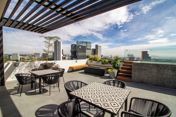 Outdoor dining - Oasis Urbano, Rooftop + Jacuzzi + Estacionamiento (Guadalajara)