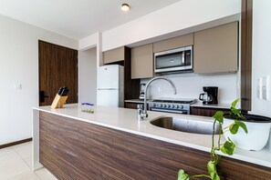 Fridge, microwave, oven, stovetop - Oasis Urbano, Rooftop + Jacuzzi + Estacionamiento (Guadalajara)