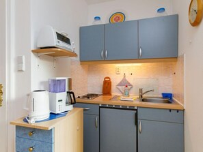 Fridge, cookware/dishes/utensils