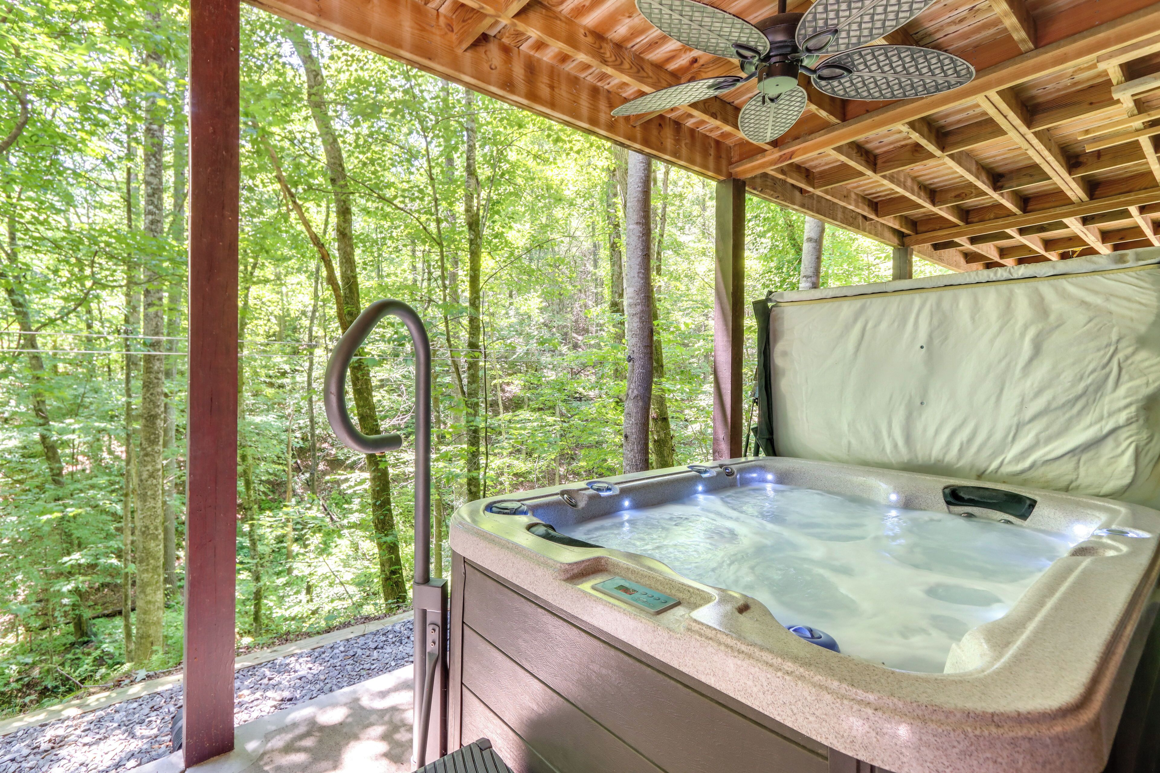 Ellijay Cabin w/ Deck and Hot Tub!