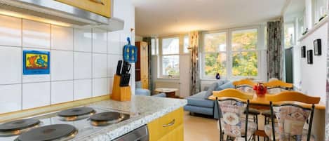 ثلاجة، فرن، محمصة خبز، كرسي للأطفال