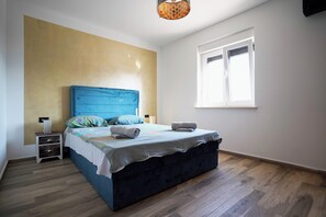 2 عدّة غرف نوم وواي فاي وملاءات أسرّة