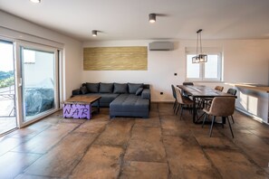 Living area - Spacious apartment with 2 bedrooms and sea view near Opatija (Kastav)