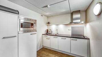 Een koelkast, een vaatwasser