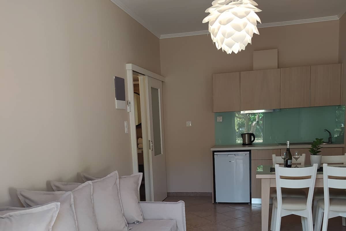 Ein modernes Wohnzimmer mit einer Couch, einem Couchtisch und einem Essbereich mit Stühlen und einem Tisch.