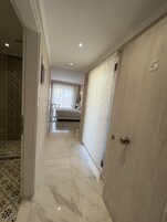 Caja de seguridad en la habitación y tabla de planchar con plancha 