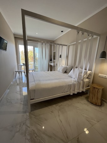 Caja de seguridad en la habitación y tabla de planchar con plancha . Mear Luxury Apartments and Studios