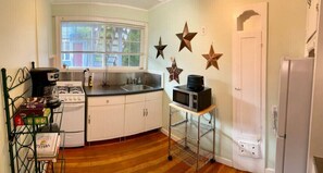 Een magnetron, eettafels