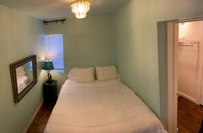 1 slaapkamer, een bureau, een strijkplank/strijkijzer, wifi