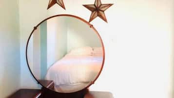 1 bedroom, desk, iron/ironing board, WiFi