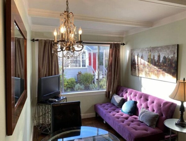 Een televisie en een kantoor